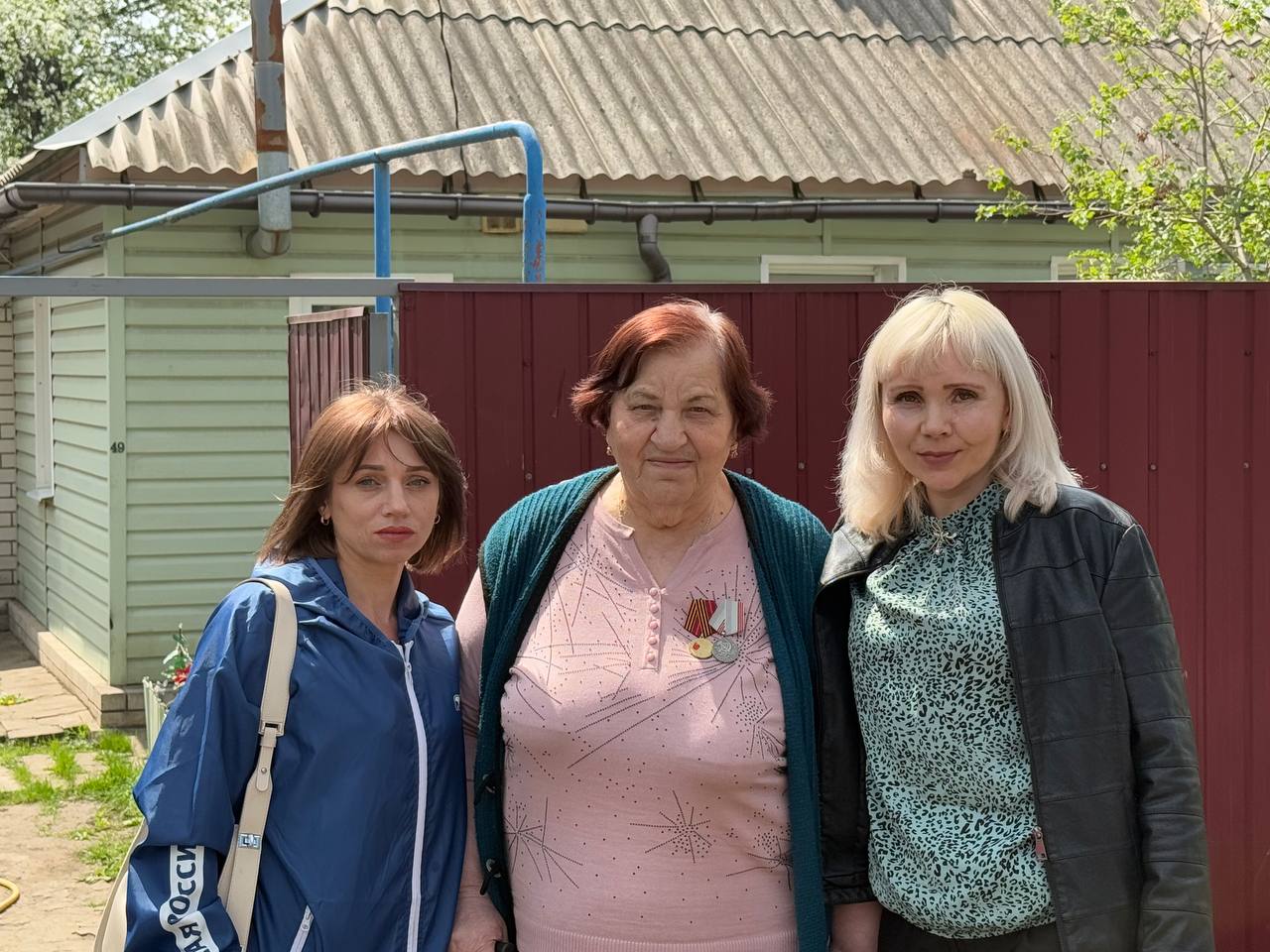 По поручению Главы городского округа муниципальное образование городской округ город Кировск ЛНР Виктории Сергеевой заместитель Главы Администрации Марина Боботова поздравила с днём рождения ветерана Великой Отечественной войны.