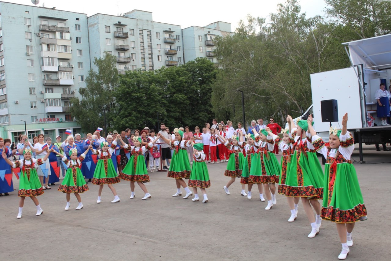 🎉 🇷🇺  Праздничный концерт, посвященный одному из самых значимых праздников нашей страны – Дню России, состоялся на центральной площади Кировска..