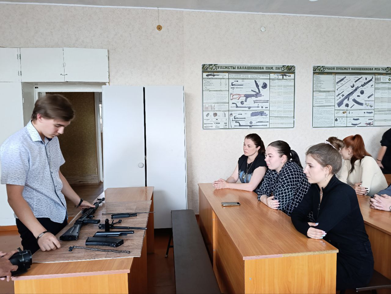 В Кировске единороссы провели для молодежи мастер-класс по сборке и разборке автомата..