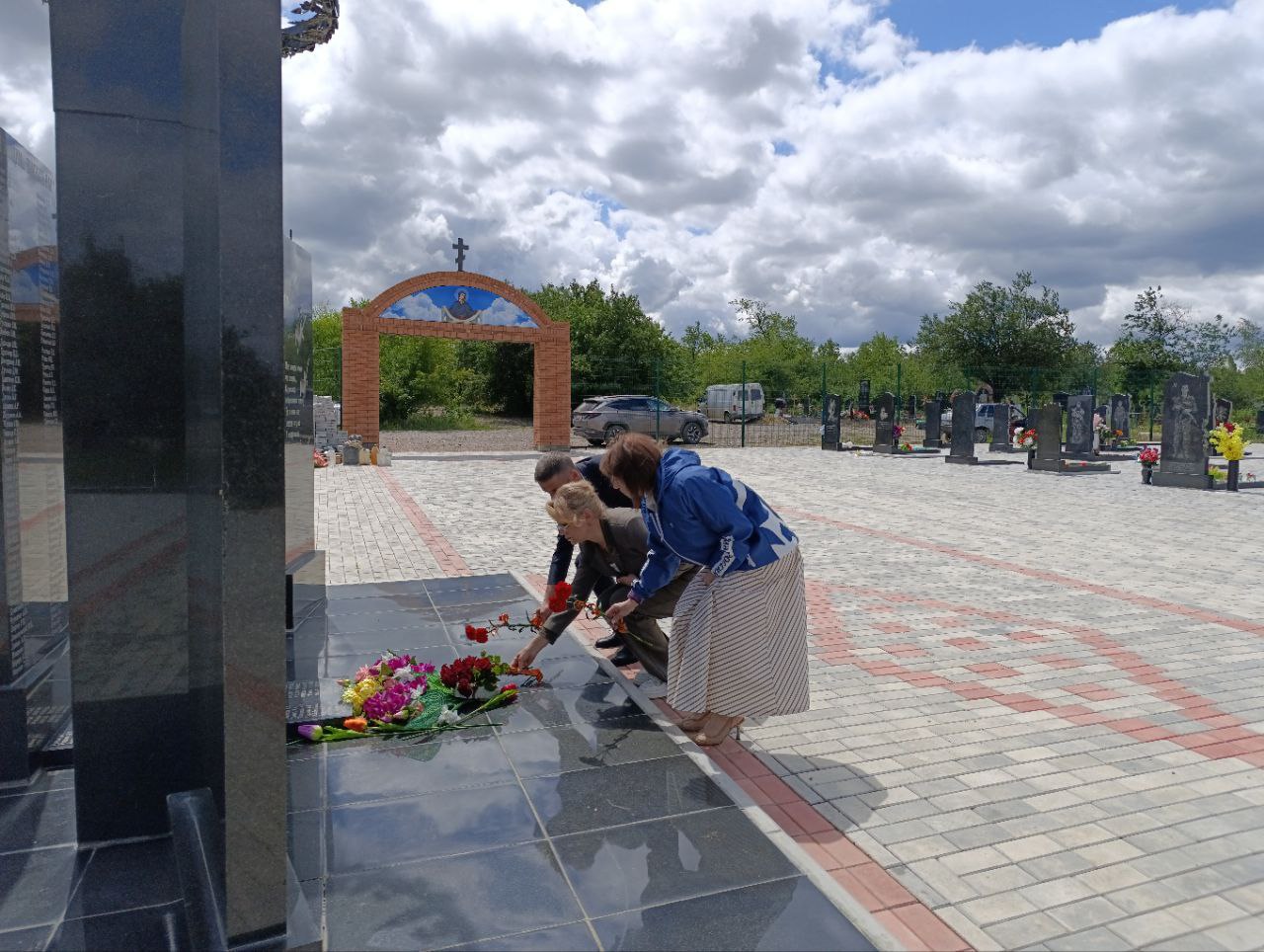 🇷🇺В День ветерана боевых действий Кировские единороссы возложили цветы к подножью Памятного мемориала на Аллее Славы!.