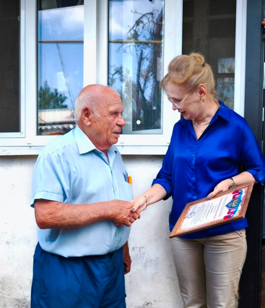 Глава городского округа поздравили с 90-летним юбилеем председателя Кировского городского совета ветеранов войны и труда Николая Дмитриевича Турпитко..