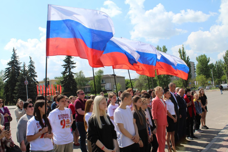 В День Луганской Народной Республики в Кировске состоялась торжественная церемония поднятия Флага ЛНР. В День Луганской Народной Республики в Кировске состоялась торжественная церемония поднятия Флага ЛНР.