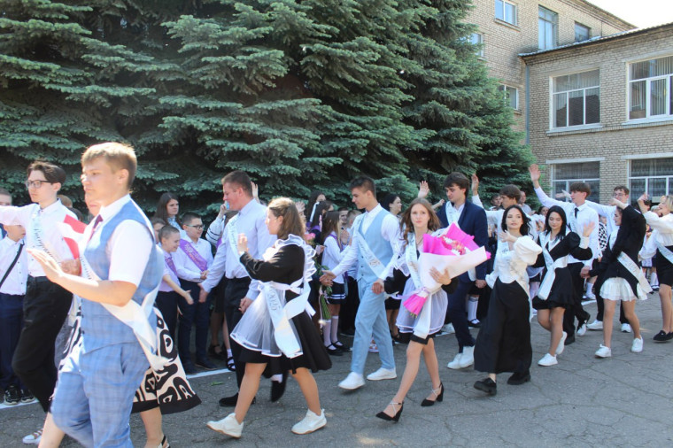 🎊 24 мая для обучающихся Кировского городского округа прозвенел Последний звонок.. 🎊 24 мая для обучающихся Кировского городского округа прозвенел Последний звонок..