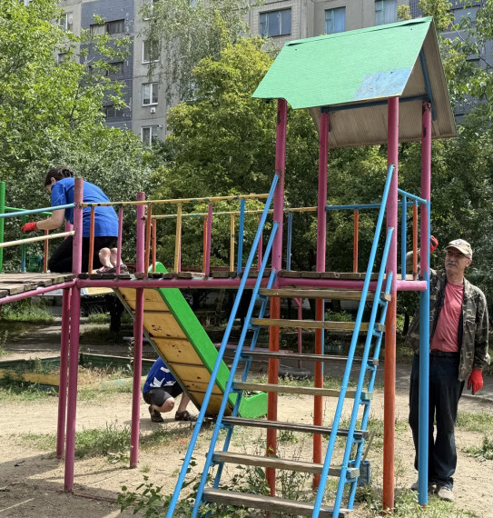 В рамках акции «Яркое детство» депутаты фракции партии «Единая Россия» Совета городского округа муниципальное образование городской округ город Кировск ЛНР и жители домов, привели в порядок детскую площадку во дворе домов квартала Центральный.. В рамках акции «Яркое детство» депутаты фракции партии «Единая Россия» Совета городского округа муниципальное образование городской округ город Кировск ЛНР и жители домов, привели в порядок детскую площадку во дворе домов квартала Центральный..